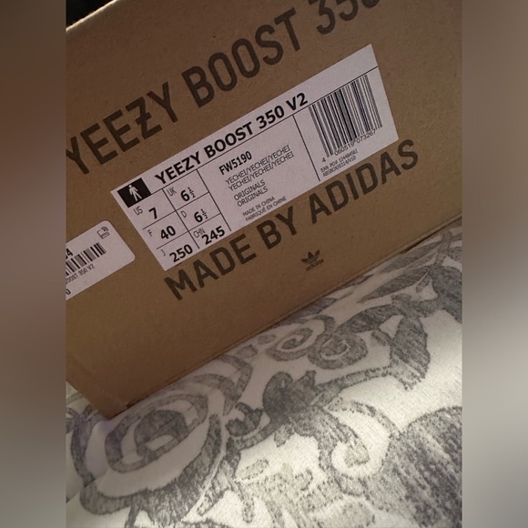 Normal Wear Youth Yeezy 350’s - Picture 3 of 3